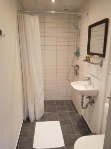 Ett badrum på Gredstedbro Hotel