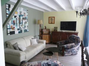 TV a/nebo společenská místnost v ubytování Gîte des 4 saisons en Brocéliande