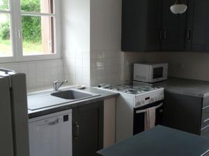 Kuchyň nebo kuchyňský kout v ubytování Gîte des 4 saisons en Brocéliande