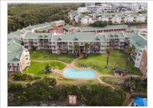 - une vue aérienne sur un complexe avec une piscine dans l'établissement Blue views at Brookes Hill Suites, à Port Elizabeth