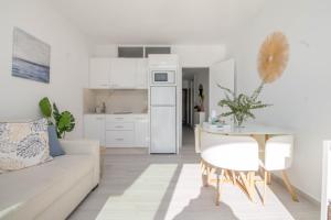 Kuchyň nebo kuchyňský kout v ubytování Carihuela Palace 912 by IVI Real Estate