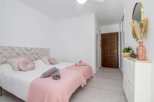 Postel nebo postele na pokoji v ubytování Carihuela Palace 912 by IVI Real Estate + 23 fotografií
