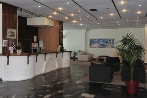 vestíbulo con barra y sillas en una habitación en Siagas Beach Hotel en Agioi Theodoroi