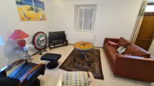 chic t3 60 m2 cosy 1 a 6 personnes rando, nature, bike park, station de ski في لو بونوم: غرفة معيشة مع أريكة وطاولة