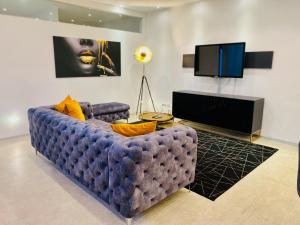 ein Wohnzimmer mit einem blauen Sofa und einem TV in der Unterkunft GoHo Studio No° 30 (Gostenhof) in Nürnberg