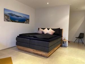 ein Schlafzimmer mit einem großen Bett in einem Zimmer in der Unterkunft GoHo Studio No° 30 (Gostenhof) in Nürnberg