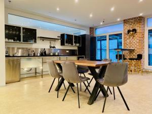 uma cozinha e sala de jantar com uma mesa de madeira e cadeiras em GoHo Studio No° 30 (Gostenhof) em Nurembergue