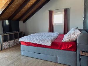 een slaapkamer met een bed met een rode deken bij Villa Maslina in Sutivan