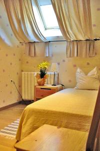 Un dormitorio con una cama grande y una ventana en Semi-detached house, Hinsbourg, en Hinsbourg