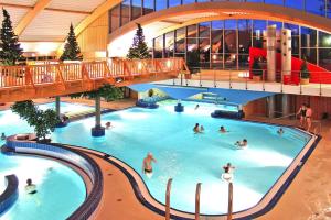 a large swimming pool in a building with people in it at Ferienhaus in Wernigerode mit Innenpool in Wernigerode
