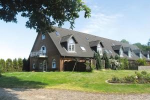 a large house with a gambrel roof at Ferienwohnanlage Gut Bundhorst, Stolpe in Stolpe