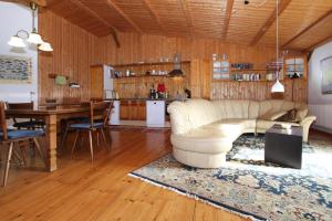 a living room with a couch and a table and a kitchen at Ferienhaus, Zahrensdorf in Zahrensdorf