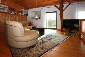 a living room with a couch and a television at Ferienhaus, Zahrensdorf in Zahrensdorf +6 photos
