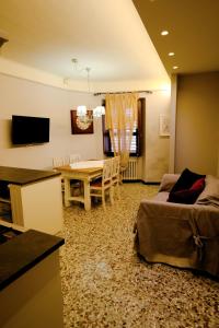 Televízia a/alebo spoločenská miestnosť v ubytovaní la Casa di Francesco e Rosina