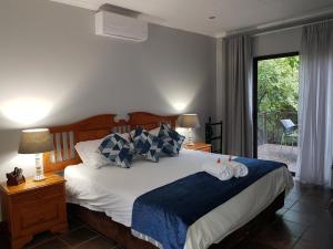 Кровать или кровати в номере Magalies Mountain Lodge and Spa