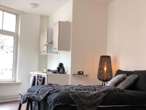 ein Wohnzimmer mit einem Sofa und einem Tisch in der Unterkunft BnB Grand Café Prins Bernhard in Venlo