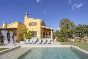 eine Villa mit Swimmingpool und ein Haus in der Unterkunft Finca Sa Tanqueta Rústica in Inca