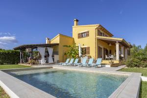 eine Villa mit einem Swimmingpool vor einem Haus in der Unterkunft Finca Sa Tanqueta Rústica in Inca