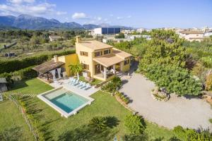 eine Luftaufnahme eines Hauses mit Swimmingpool in der Unterkunft Finca Sa Tanqueta Rústica in Inca