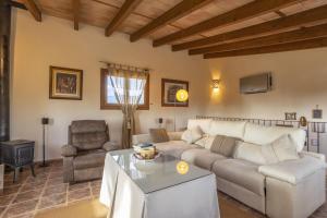 ein Wohnzimmer mit einer Couch und einem Tisch in der Unterkunft Finca Sa Tanqueta Rústica in Inca