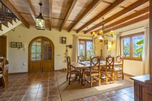 eine Küche und ein Esszimmer mit Tisch und Stühlen in der Unterkunft Finca Sa Tanqueta Rústica in Inca