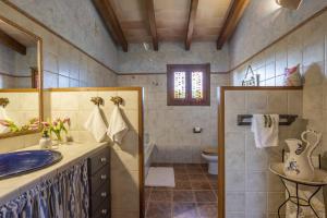 ein Badezimmer mit Waschbecken, Badewanne und Toilette in der Unterkunft Finca Sa Tanqueta Rústica in Inca