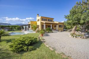 Ein Garten an der Unterkunft Finca Sa Tanqueta Rústica