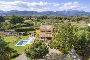 Ein allgemeiner Bergblick oder ein Berglick von of country house aus
