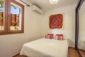 A bed or beds in a room at Pou Monjo