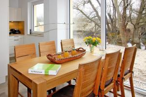 una mesa de comedor con una cesta de fruta. en Semi-detached house Lotte, Vieregge, en Vieregge