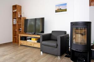 Μια τηλεόραση ή/και κέντρο ψυχαγωγίας στο Ferienhaus in Vieregge mit Meeresstrand