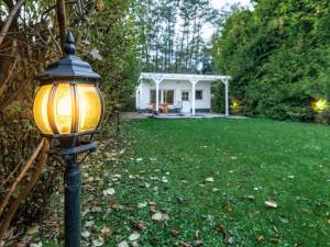 Eine Straßenlaterne vor einem Hof mit einem Haus in der Unterkunft Ferienhaus am Wockersee in Parchim in Parchim + 8 Fotos