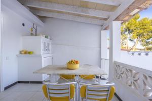 A kitchen or kitchenette at Sol i Mar 2
