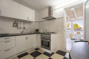 A kitchen or kitchenette at Sol i Mar 2