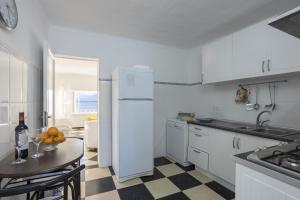 A kitchen or kitchenette at Sol i Mar 2