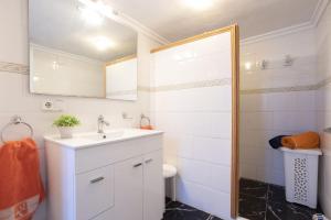 A bathroom at Sol i Mar 2