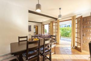 comedor y sala de estar con mesa y sillas en Casa Ibicenca Sagitario 454, en Playa de Muro