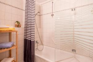 uma casa de banho com um chuveiro e uma banheira em Alpendomizil 3 em Bolsterlang