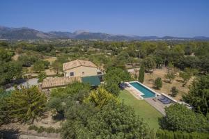 een luchtzicht op een huis met een zwembad en bomen bij Finca Alzina 454 in Selva