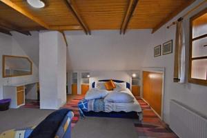 een slaapkamer met een bed met kussens erop bij Chalupa Grant in Špania Dolina