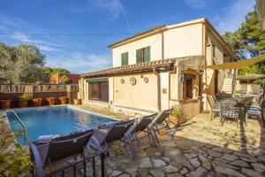 ein Haus mit einem Pool mit Stühlen und einem Tisch in der Unterkunft Villa Can Pep in Cielo de Bonaire 