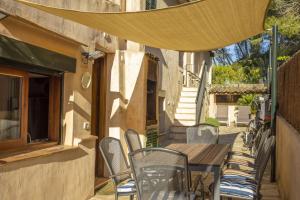 eine Terrasse mit Stühlen und einem Tisch und einem Gebäude in der Unterkunft Villa Can Pep in Cielo de Bonaire 