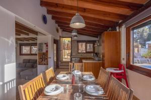 ein Esszimmer mit einem Holztisch und Stühlen in der Unterkunft Villa Can Pep in Cielo de Bonaire 