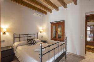 ein Schlafzimmer mit einem Bett und einer Holzdecke in der Unterkunft Villa Can Pep in Cielo de Bonaire  + 22 Fotos