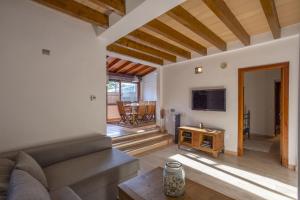 ein Wohnzimmer mit Sofa und Fernseher in der Unterkunft Villa Can Pep in Cielo de Bonaire 