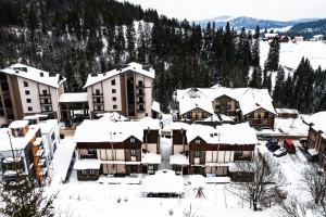 un grupo de edificios con nieve en los tejados en Dolce Vita en Bukovel