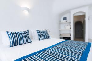 Uma cama ou camas num quarto em Maregio Suites