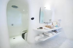Uma casa de banho em Maregio Suites