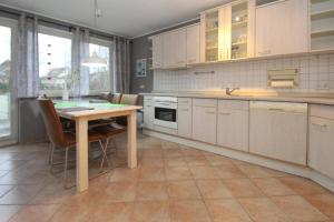uma cozinha com uma mesa e uma mesa e cadeiras em Apartment, Malchow em Malchow