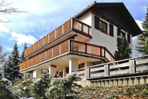 a large house with a balcony on a hill at Sackpfeifenblick holiday home, Hatzfeld in Hatzfeld